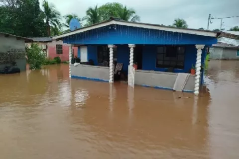 Mal tiempo deja más de 20 casas inundadas en varias comunidades de Colón
