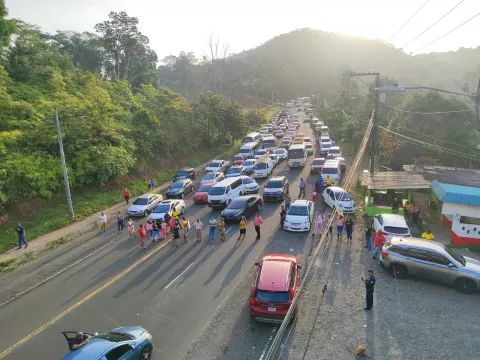 Por falta de docente cierran carretera Panamá-Colón