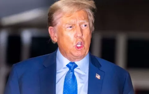 Multan a Trump con $9,000 por desacato en 'orden mordaza'