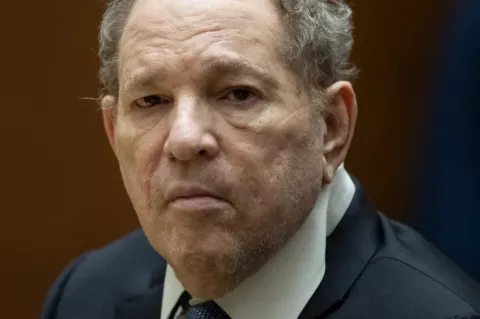 Tribunal anula la condena contra Harvey Weinstein