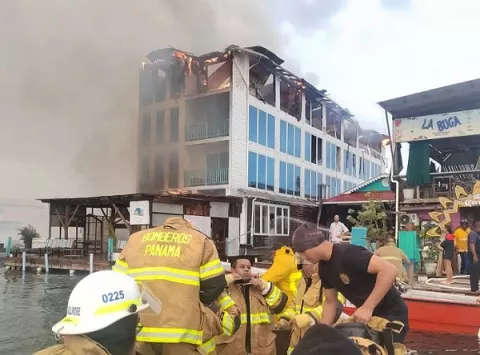 Bomberos y personal contratado por dueños de locales siniestrados investigan causa de incendio