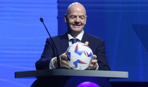 Infantino resalta que los fondos de las transferencias deben mantenerse en el fútbol