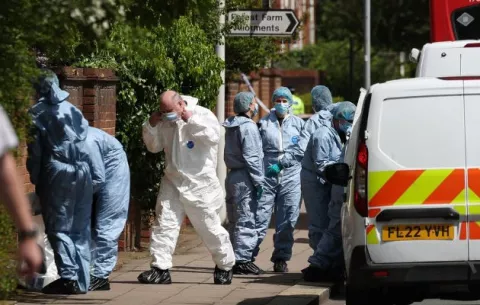  Apuñalamiento con espada en Londres deja un niño muerto