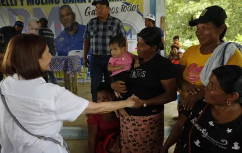 Marta de Martinelli visita comarca Ngäbe Buglé 