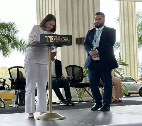 Marta de Martinelli firma pacto a favor de adultos mayores