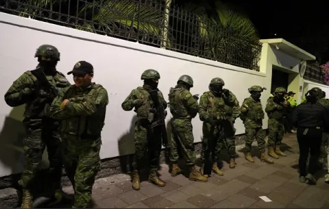 México suspende relaciones con Ecuador tras irrupción en embajada