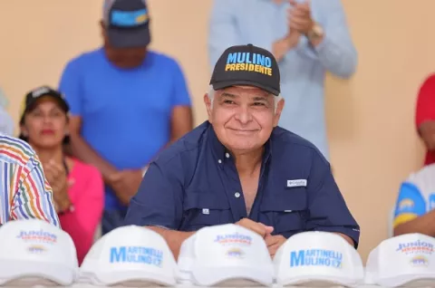 Mulino: Tiendas Compita y parada del tren para San Carlos