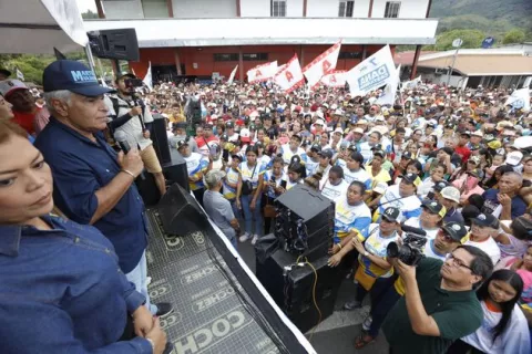 Mulino reitera en El Copé regreso de  laptops y uniformes  gratis