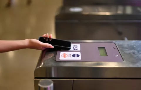 Aumentan pagos sin contacto de viajeros extranjeros en el metro