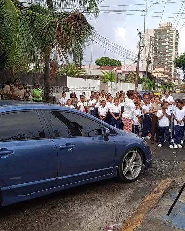 Protestan por uso de vía escolar para llevar combustible