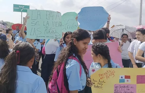Continúan las protestas en las escuelas de Los Santos