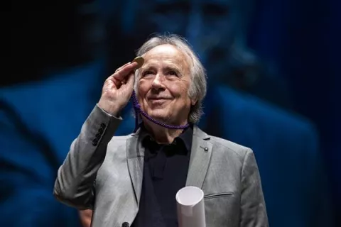 Los Princesa de Asturias reconocen el 'referente cívico' de Serrat
