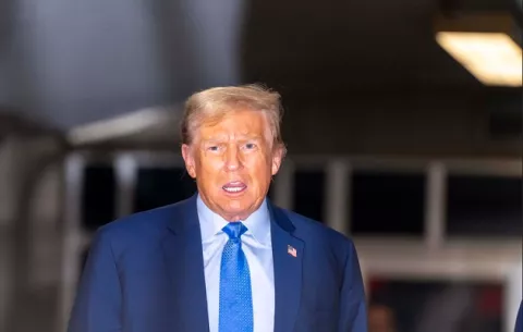 Trump propone a Biden debatir en la Casa Blanca