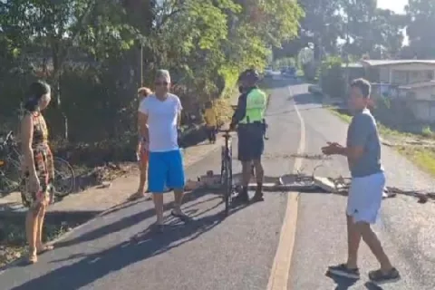 Cierran las vías en Calle Quinta Final de Santiago, piden sacar a los originarios de las alcantarillas 
