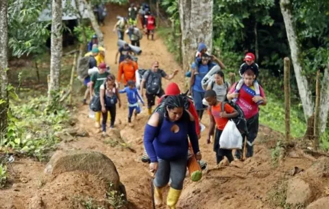 'En Colombia le entregan anticonceptivos a las migrantes'