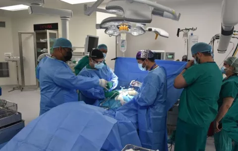 Panamá realiza novedosa cirugía con el equipo Arco en O