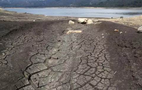  Lluvia vuelve a Bogotá a un mes de racionamiento por escasez de agua