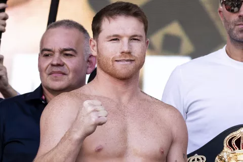 El 'Canelo' Álvarez vence por voto unánime a Munguía 