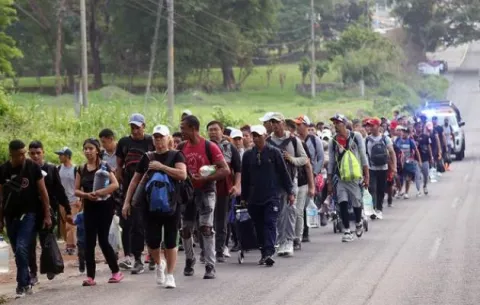 Nueva caravana de migrantes parte de la frontera sur de México