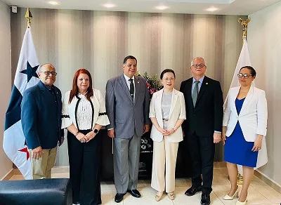 Embajadora de la República Popular China visita la UNACHI