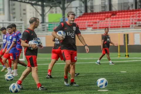 Panamá define su equipo para gira en España
