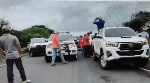 Maiceros cierran vía sobre el puente en  el río Guararé  