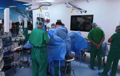  Realizan cirugías complejas del sistema urinario en Ciudad de la Salud