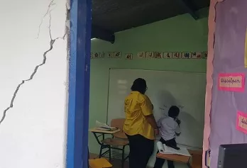 En Las Cabras de Pesé, dan clases  en patio y en depósitos 