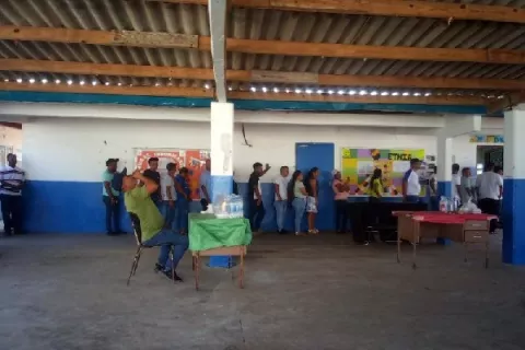 Largas filas, demoras y denuncias durante los comicios en las provincias