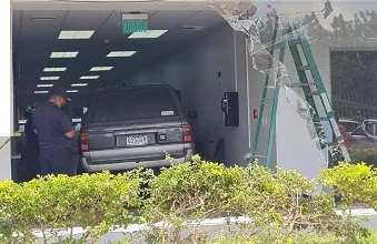  Chitré: Conductor se choca y queda dentro de policlínica.