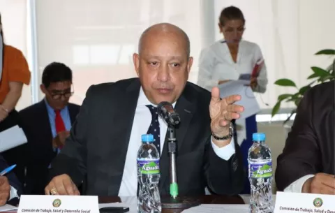 Crispiano Adames renuncia a la primera vicepresidencia del PRD