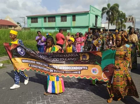 Afrodescendientes desfilan por la Avenida Central de Colón 