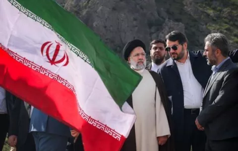 Sin noticias del presidente iraní horas después del accidente aéreo