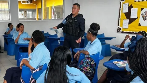 Orientan a niños y jóvenes sobre mal uso de redes sociales 