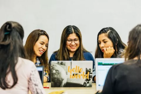Buscan sumar a más mujeres a la economía digital   