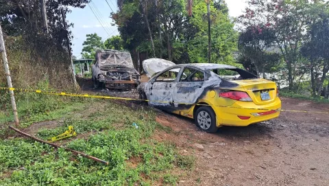 ¡Misterio! Se incendian dos vehículos en Cativá, Colón