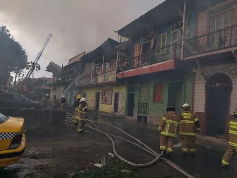 Bomberos heridos en incendio de calle 14 ya se recuperaron