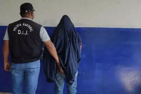 Condenan a un hombre a 20 años de cárcel por matar a golpes a niña de un año