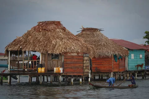 Primeros desplazados climáticos reciben hogar en tierra firme