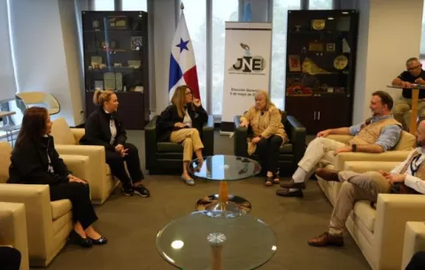 Observadores de la OEA se reúnen con la Junta Nacional de Escrutinio