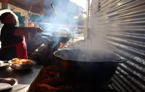 Cocinar con leña, una práctica que persiste en Panamá y que no está exenta a riesgos