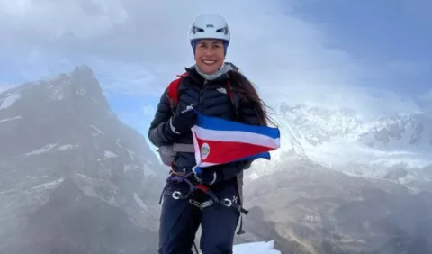 Ligia Madrigal se convierte en la primera mujer de Costa Rica en coronar el Everest