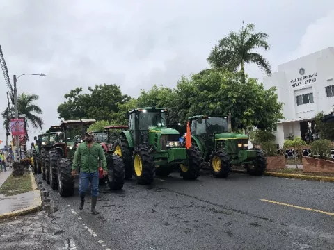 Maiceros santeños sacan sus equipos a la calle en protesta 