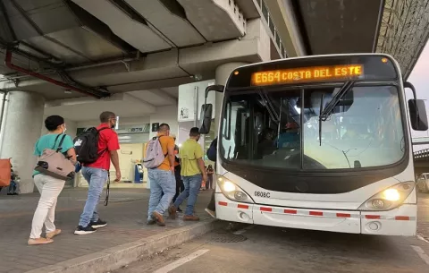 Crisis de metrobuses revive la idea de un manejo mixto