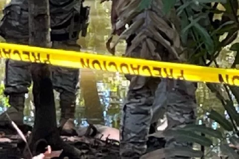 Mujer muere al caerle la rama de un árbol mientras lavaba en el río Camarón