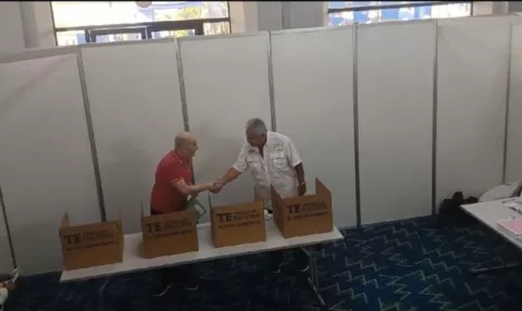Candidatos presidenciales emiten su voto