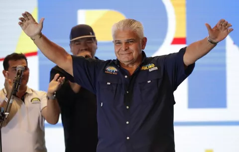 José Raúl Mulino, una vida vinculada al servicio público
