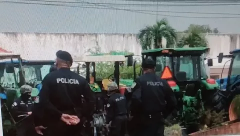 Policías antidisturbios rodean área de vigilia de maiceros 