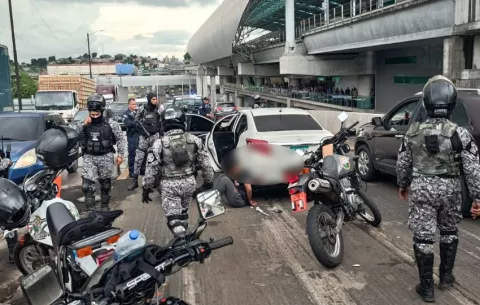 Aprehenden a dos mujeres y a un menor tras robo de auto en Villa Zaita