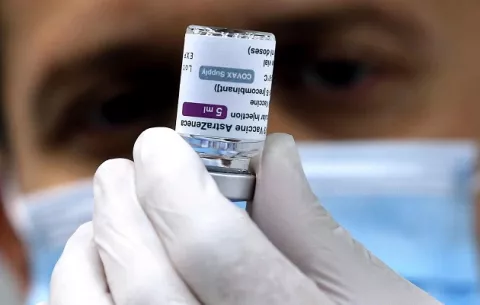 Vacuna contra covid de AstraZeneca dejará de comercializarse en Europa